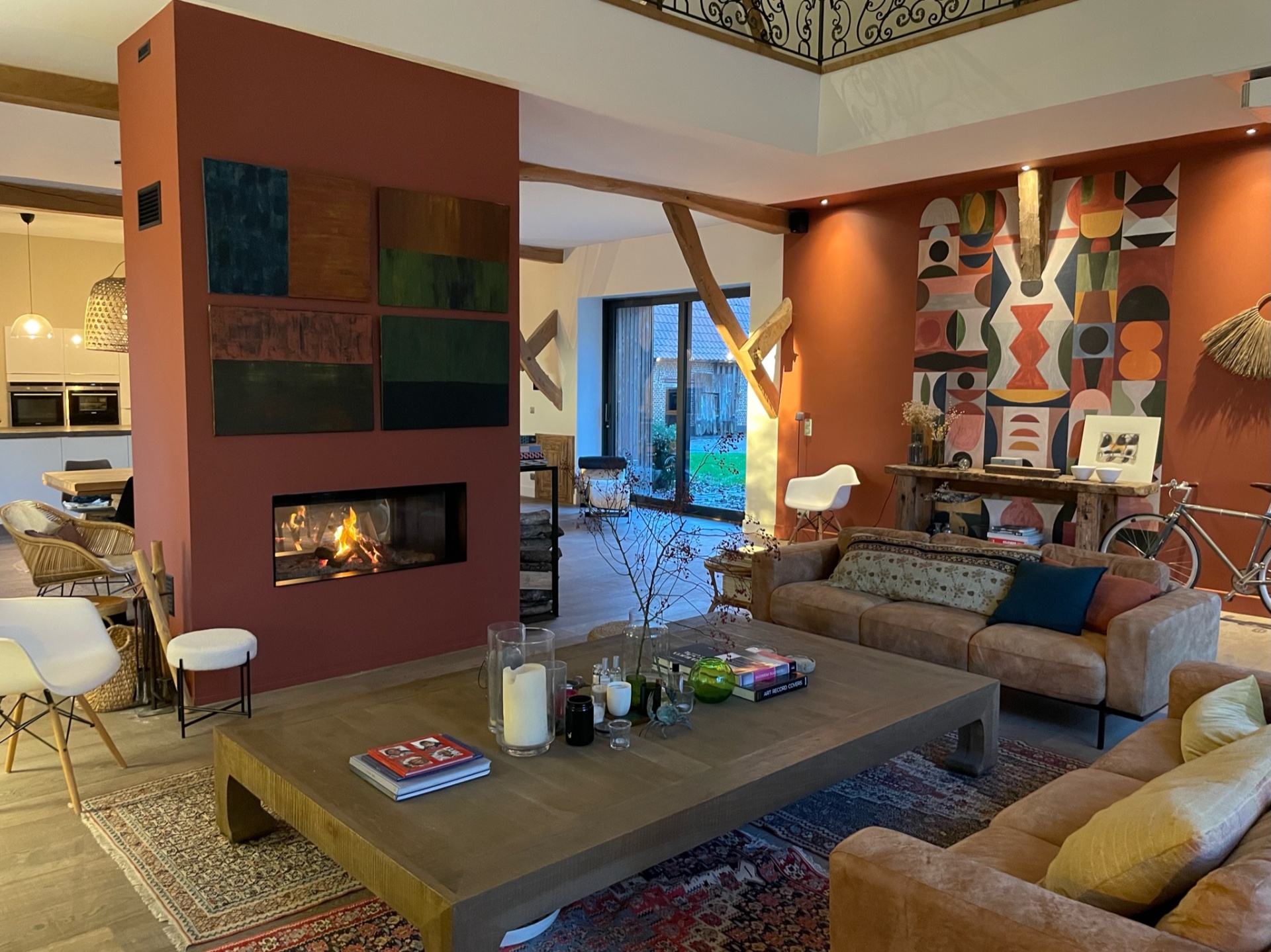 Intérieur en briques anciennes et poutres de chêne